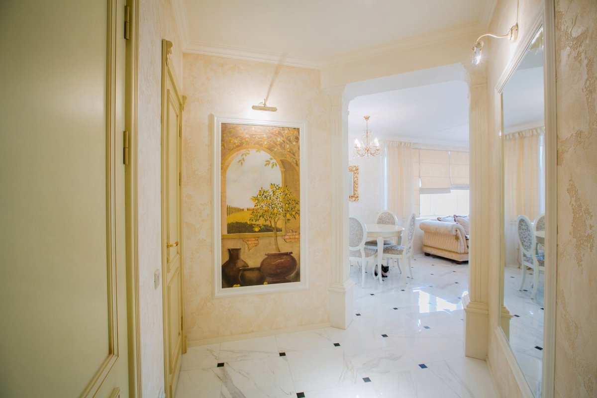 Гостиная вид из прихожей дверной проем