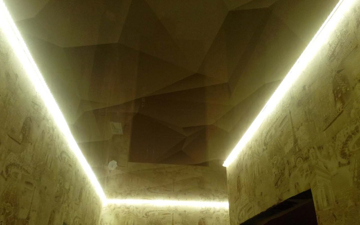 Парящий потолок с подсветкой в прихожей