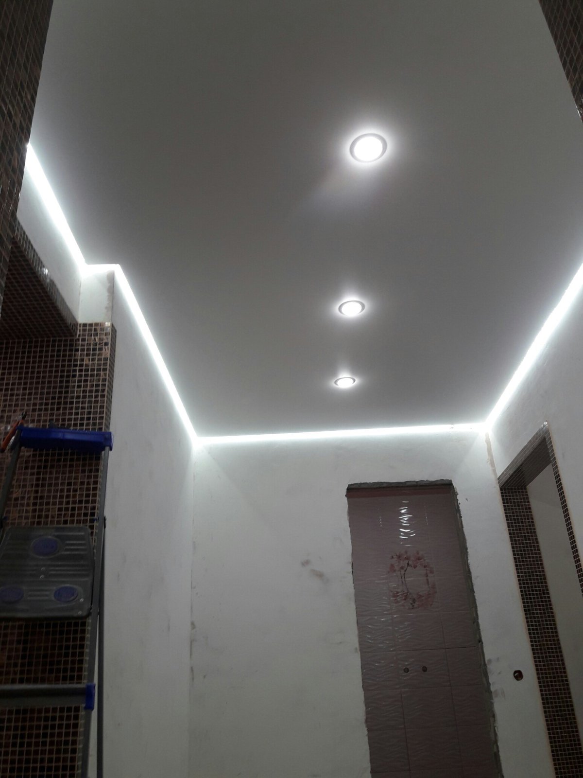 Парящий натяжной потолок в прихожей