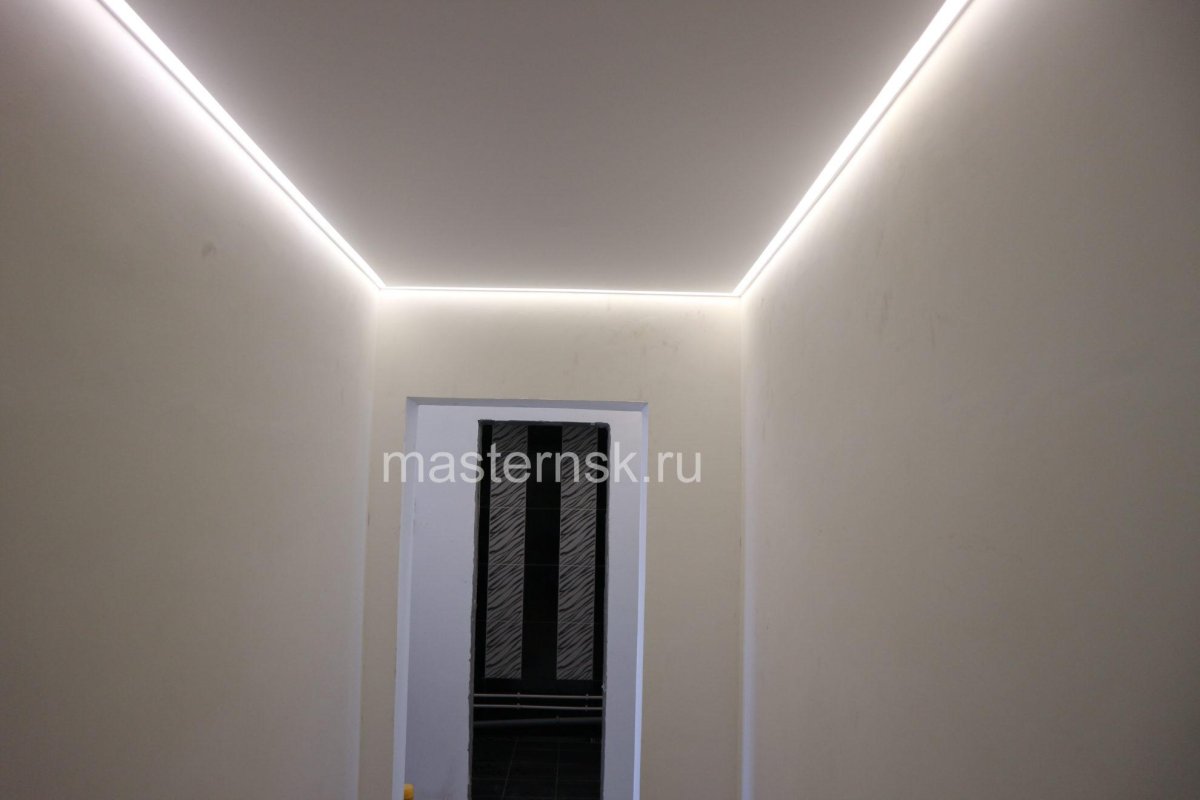 Парящий потолок с подсветкой в коридоре
