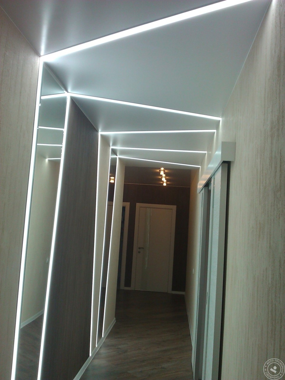 Красивый потолок в коридоре