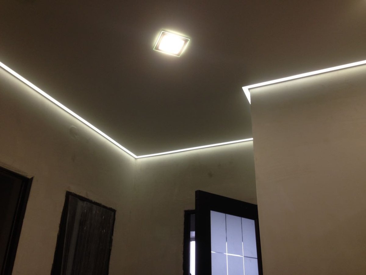 Натяжной потолок с подсветкой по периметру