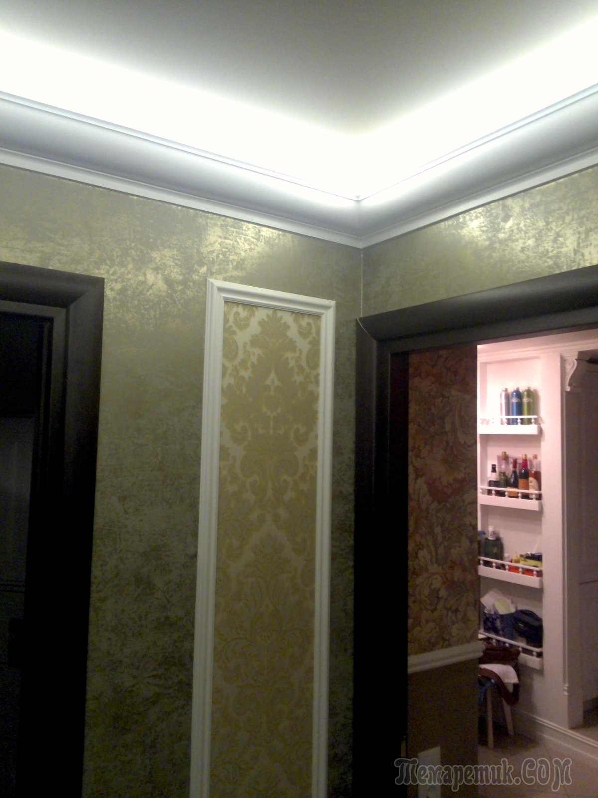 Натяжной потолок в коридоре с диодной подсветкой