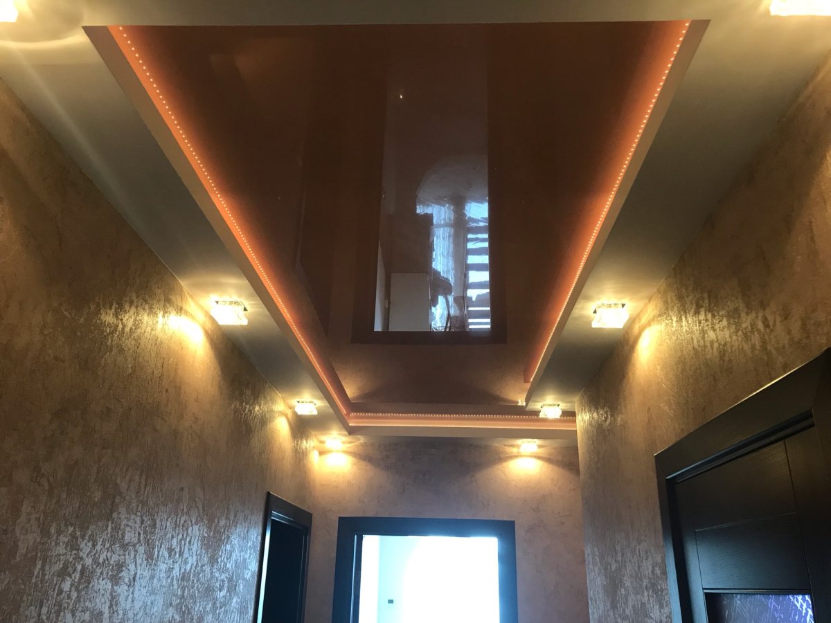 Парящий натяжной потолок в коридоре