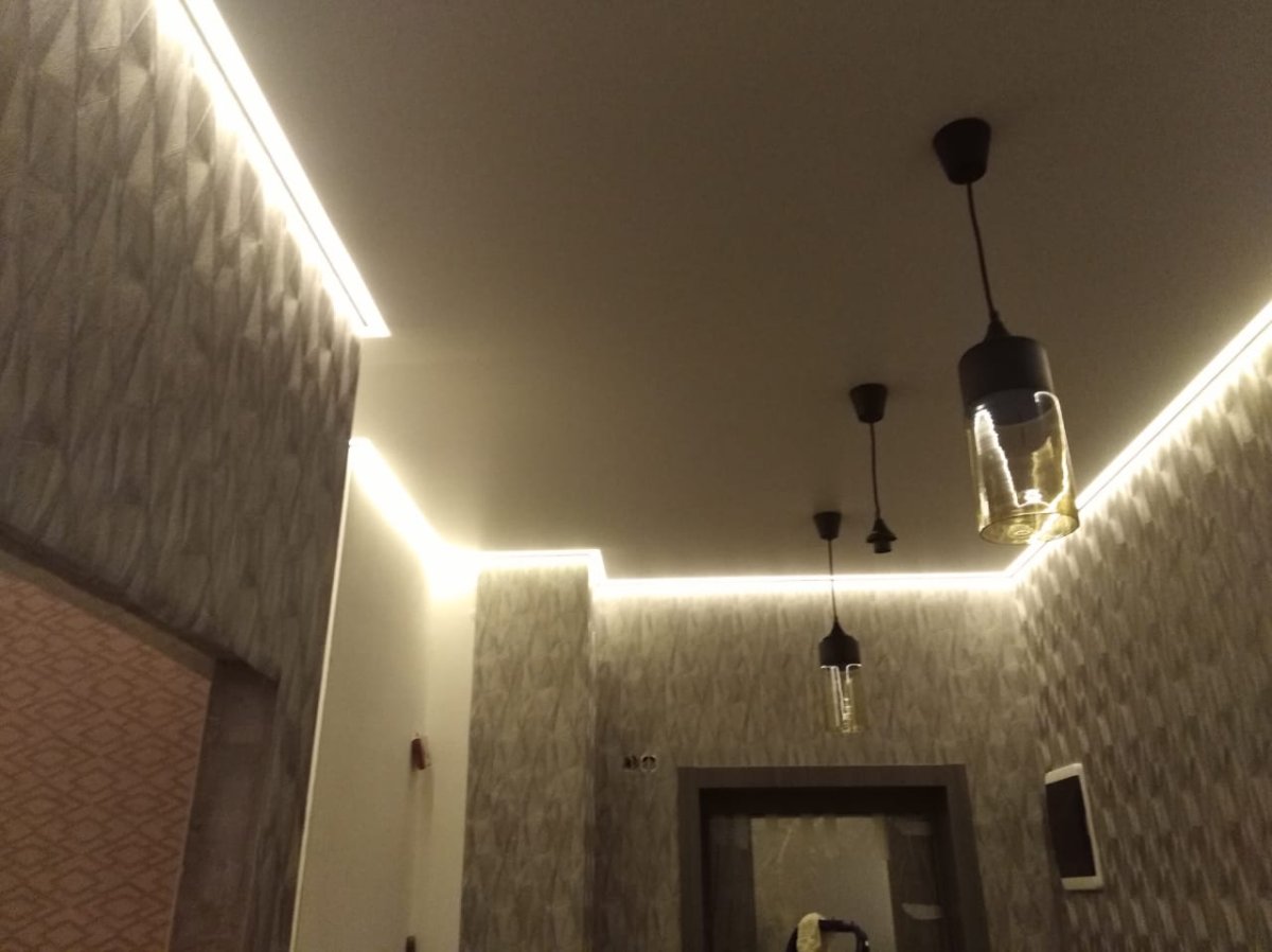 Контурная подсветка потолка в коридоре