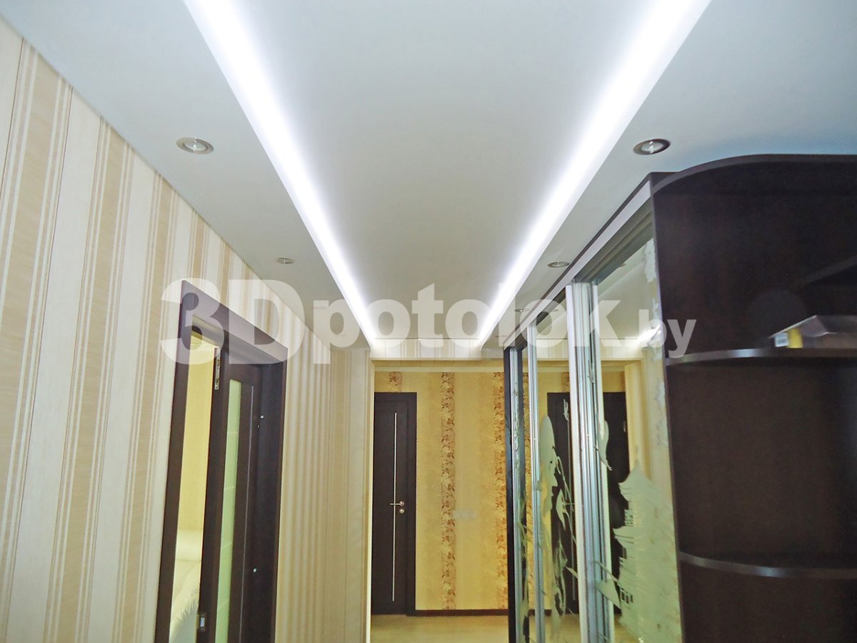 Черный натяжной потолок в коридоре