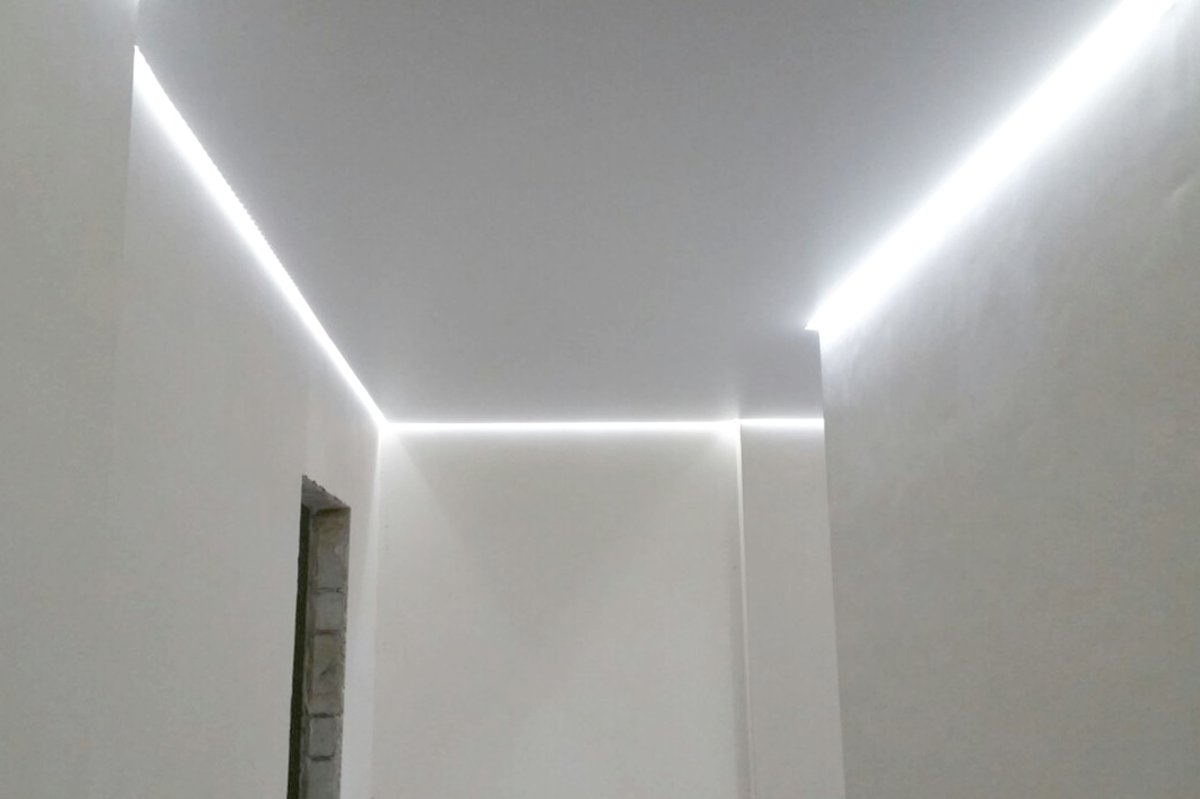 Световые линии на натяжном потолке в коридоре