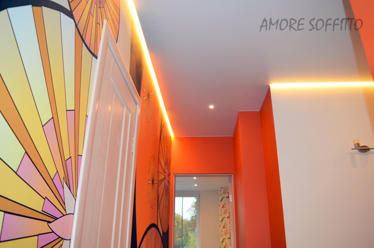 Декоративная штукатурка в коридоре с парящим потолком