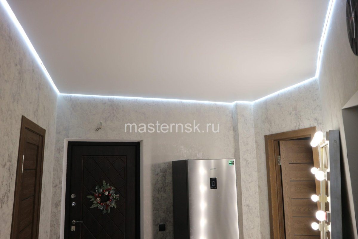 Парящий потолок с подсветкой в коридоре