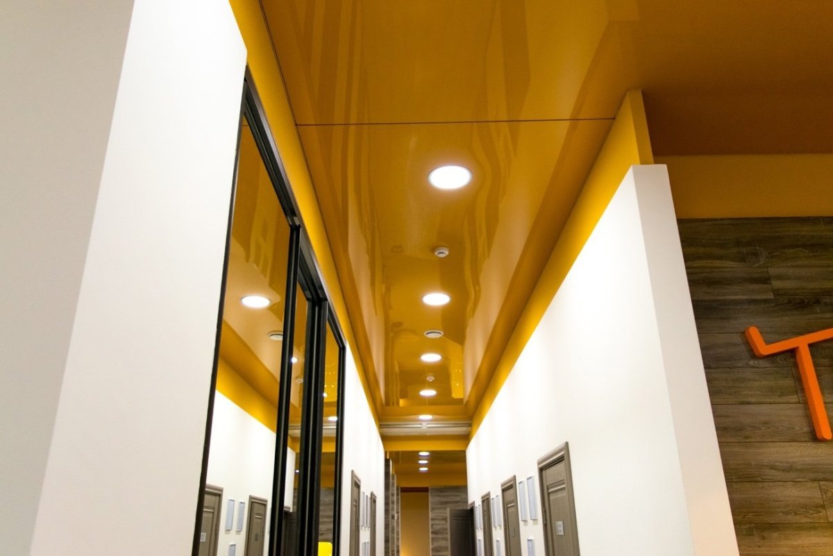 Парящий глянцевый потолок с подсветкой