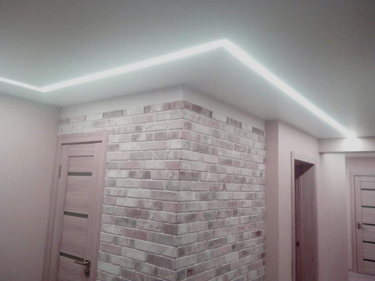 Парящий натяжной потолок в коридоре