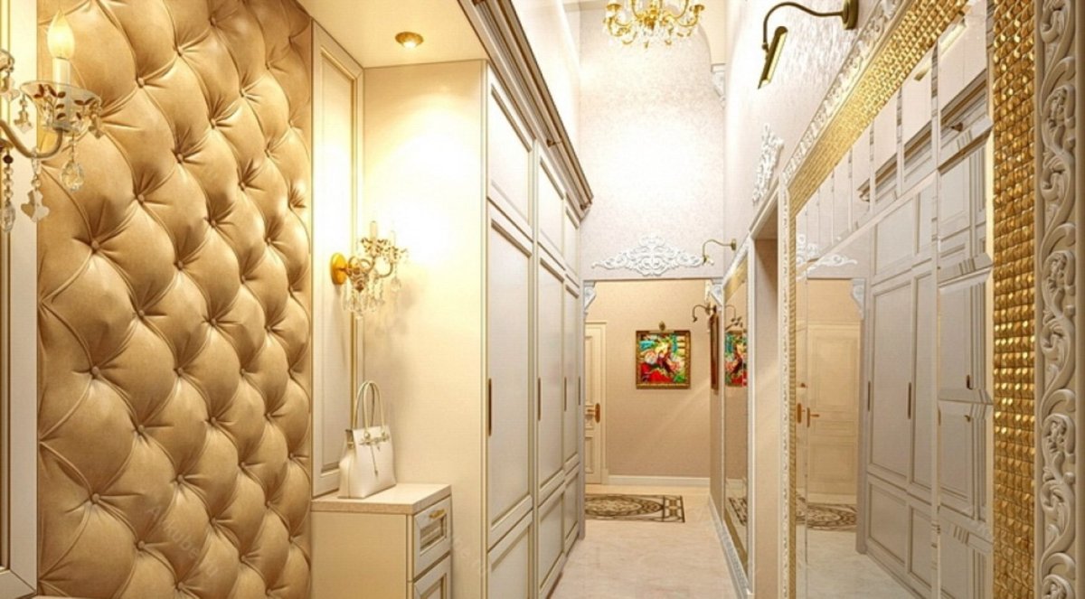 Квадратная прихожая с 4 дверьми