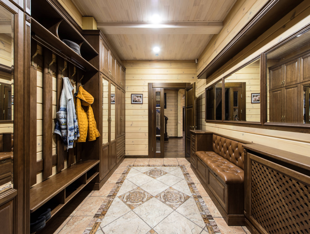 Отделка холла в частном доме