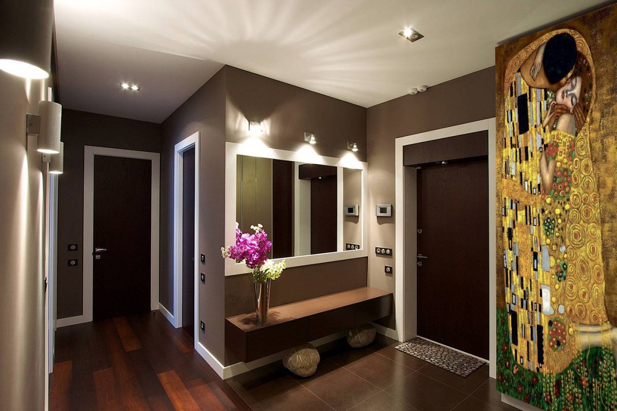 Узкий коридор с большим зеркалом