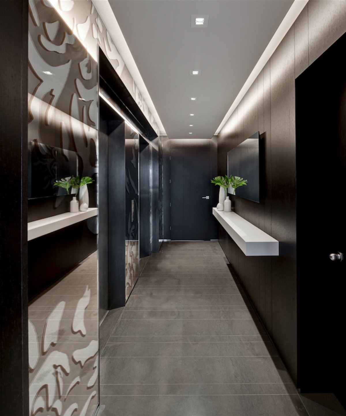 Шкаф в узкую длинную прихожую