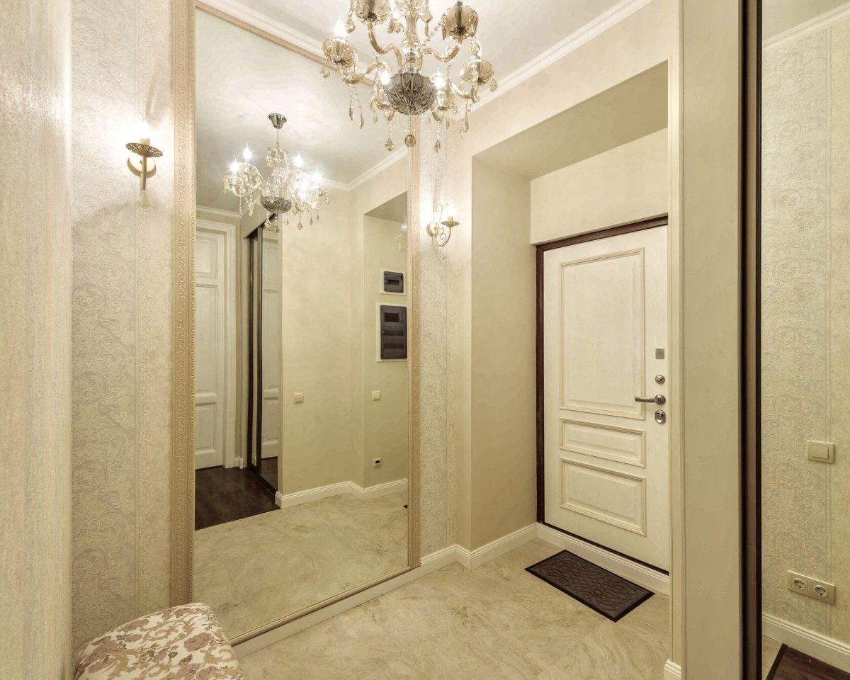 Прихожая в светлых тонах