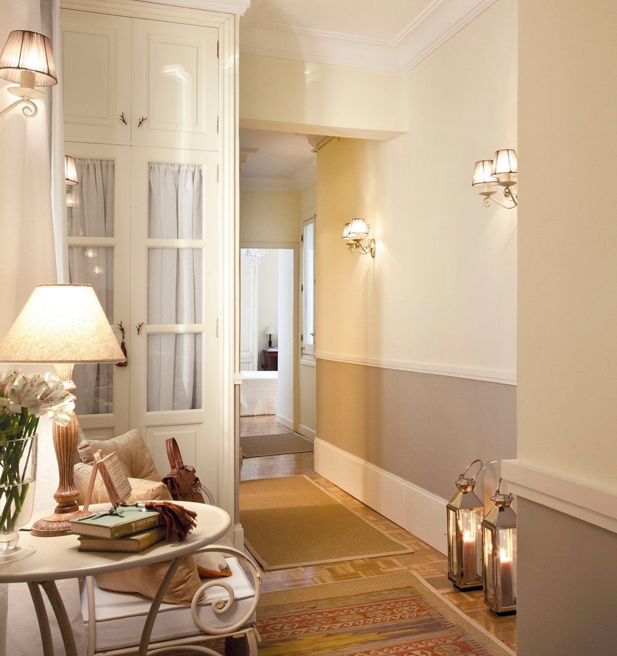 Обои в прихожую с белыми дверями