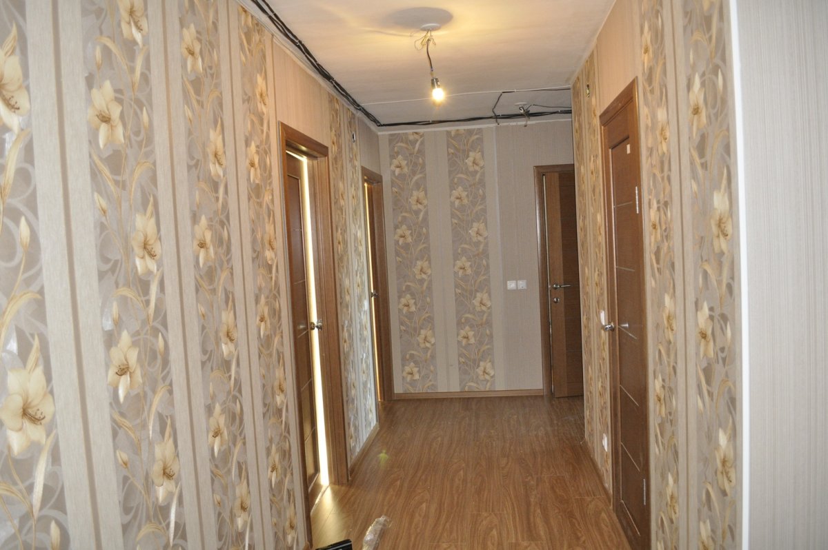 Варианты поклейки обоев двух видов в коридоре