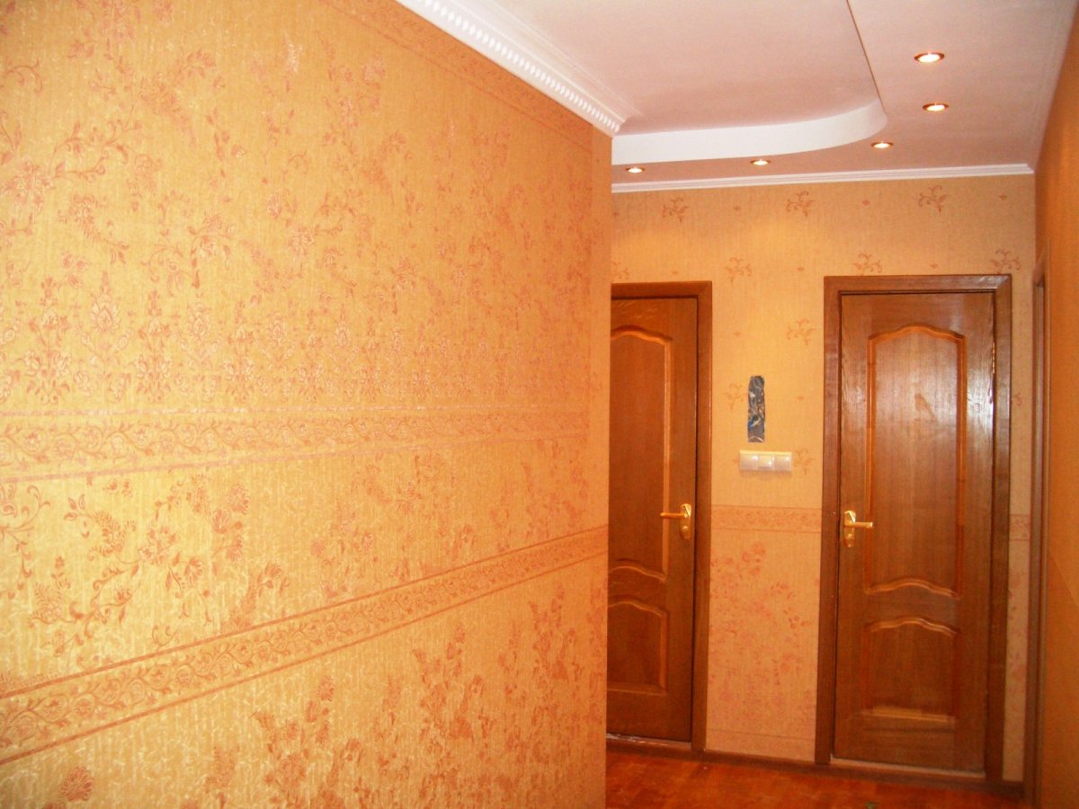 Какие обои лучше поклеить в коридоре