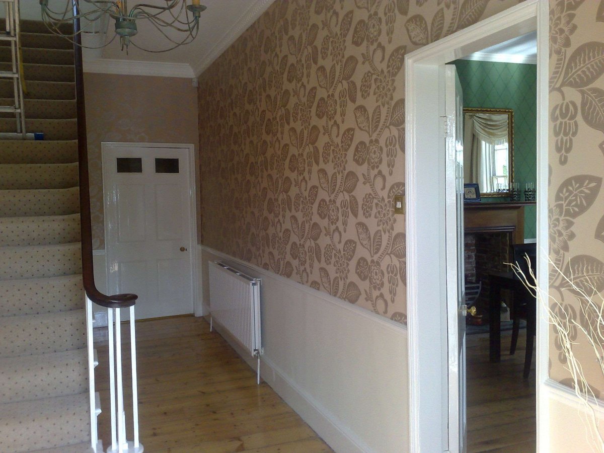 Обои в коридор с бордюром