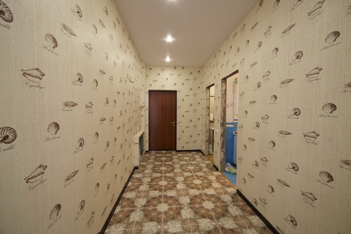 Какие обои можно поклеить в прихожей