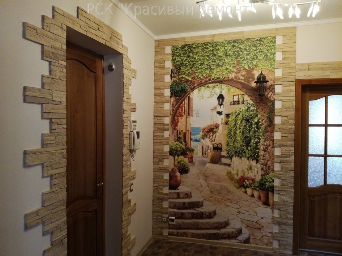 Дерево на стене в коридоре