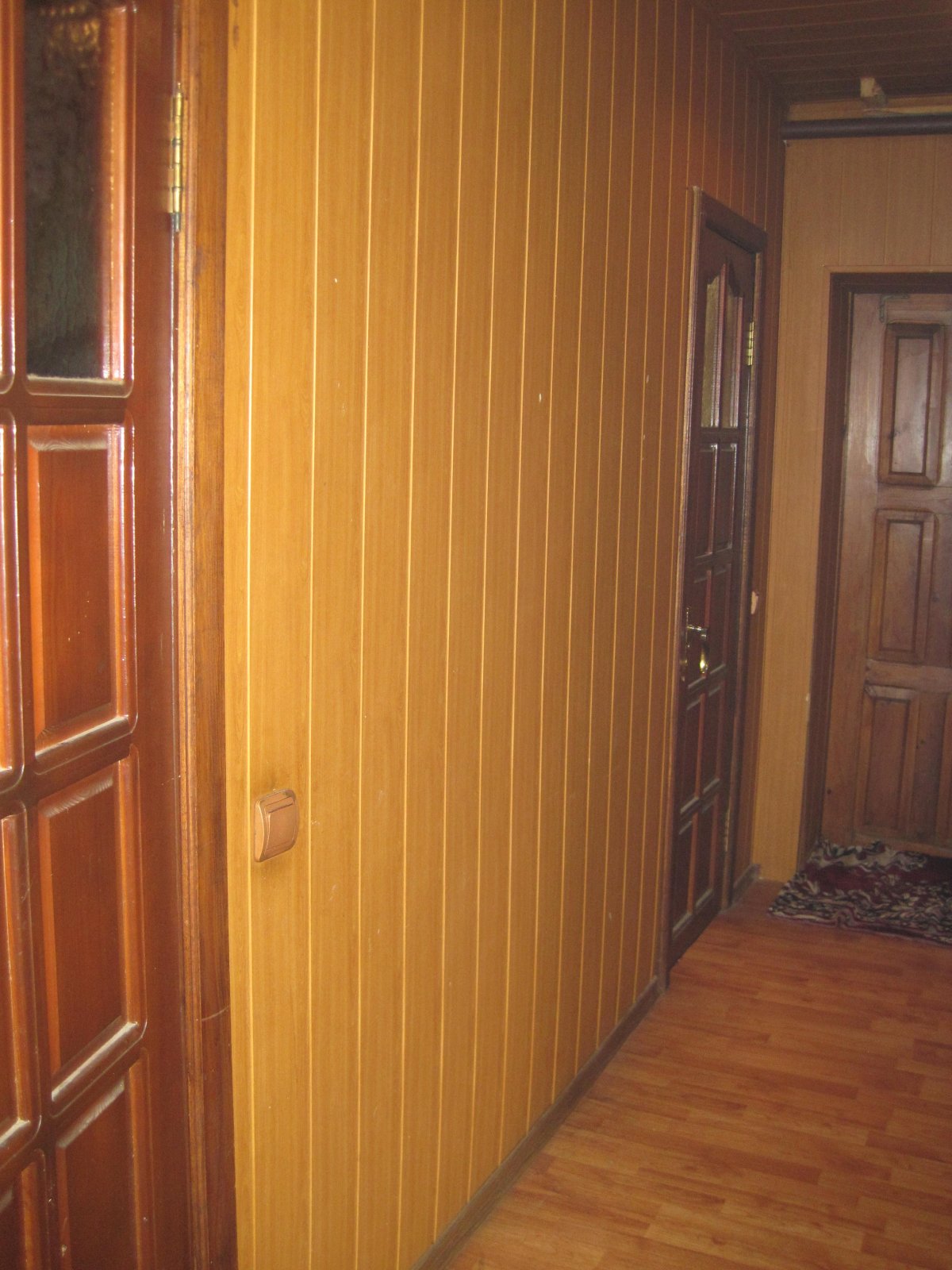 Прихожая обшитая панелями