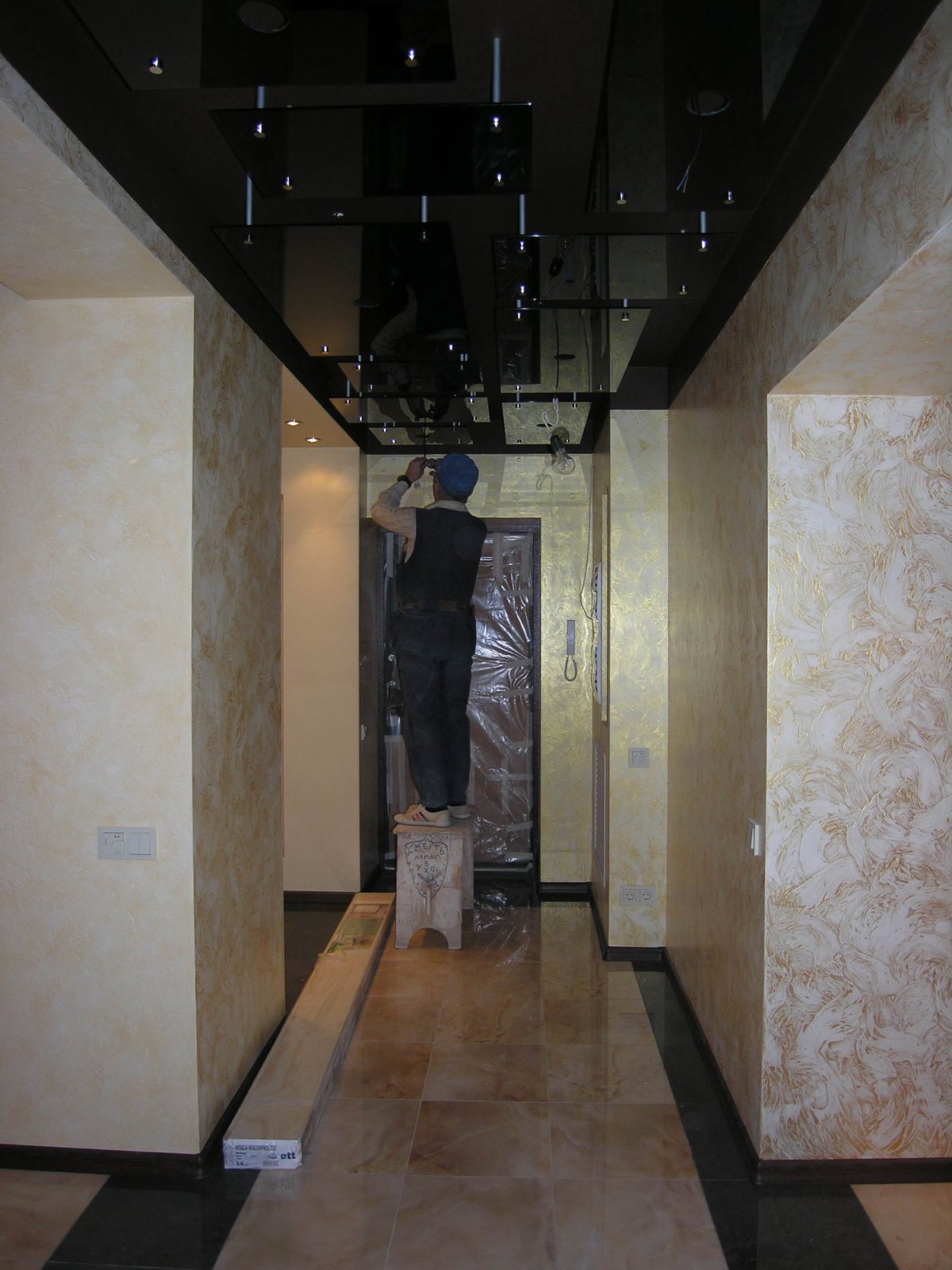 Коридор в темных тонах