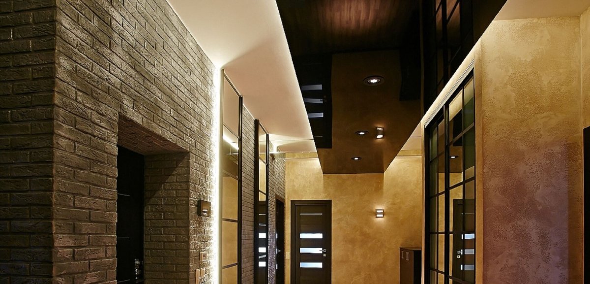 Черный потолок в прихожей