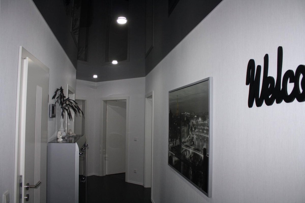 Прихожая с черным полом