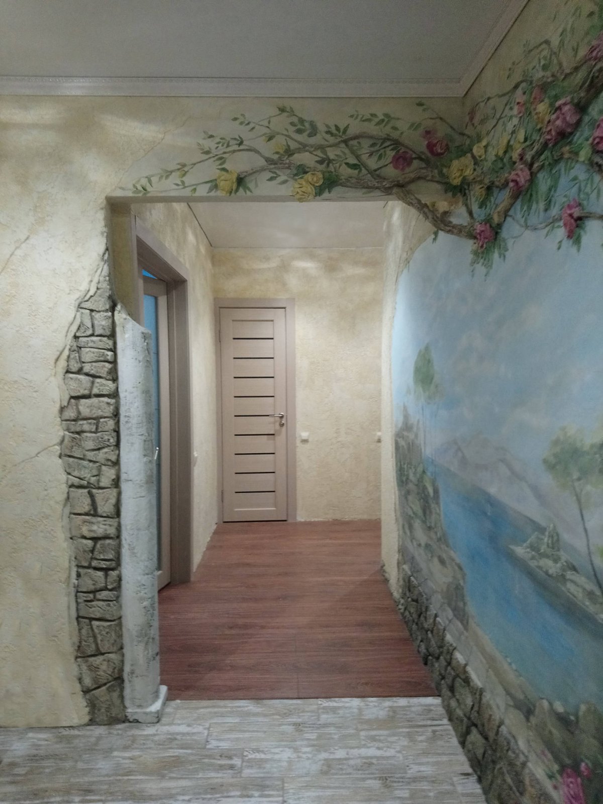 Барельеф в коридоре вертикально