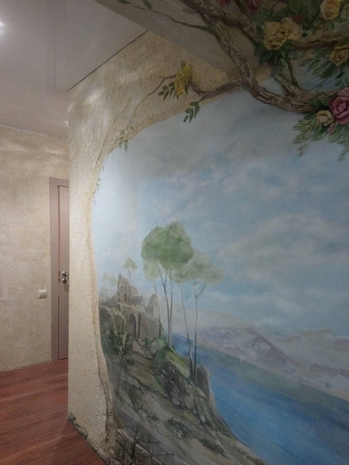 Барельеф в коридоре