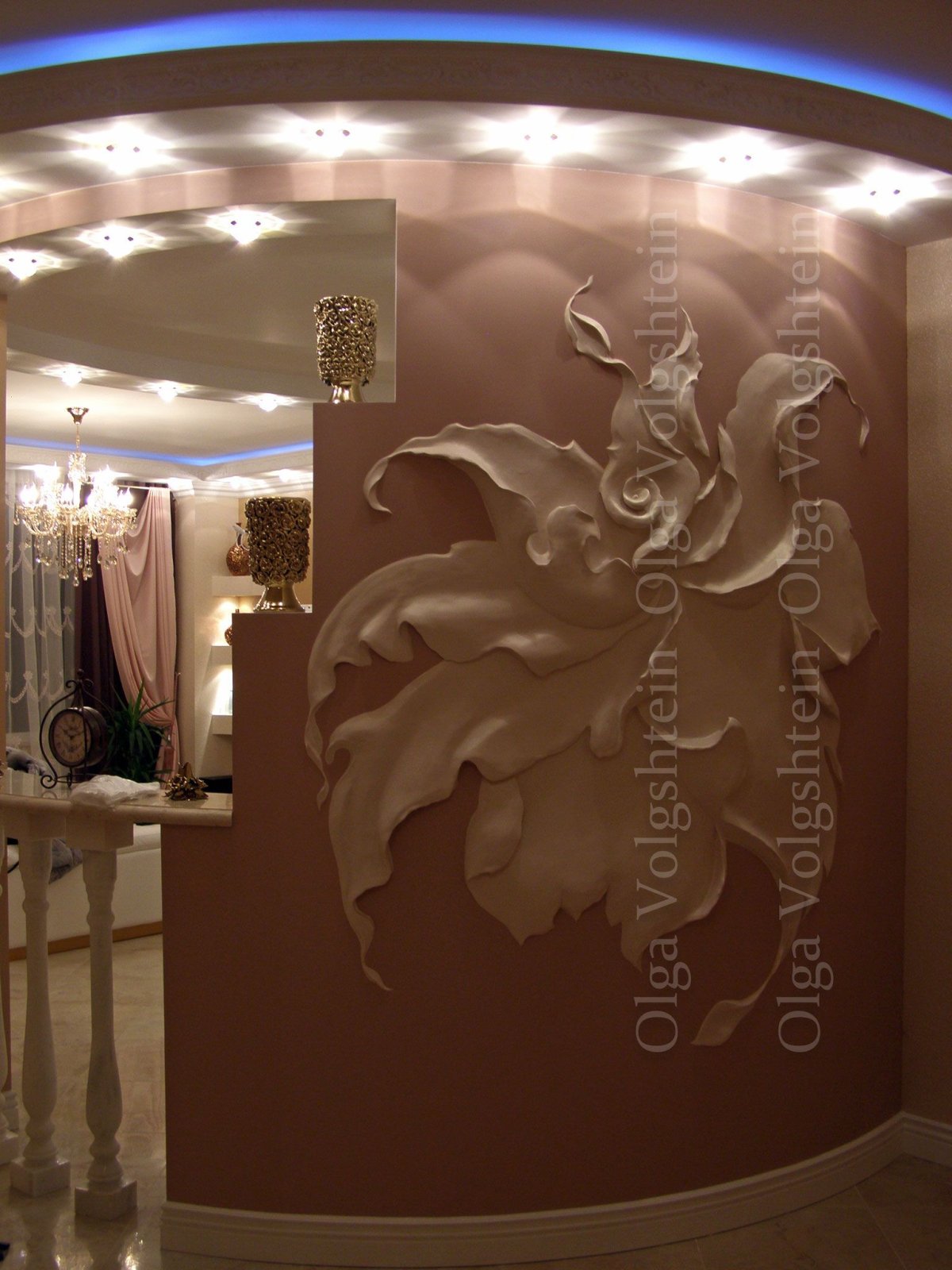 Современная лепнина на стене