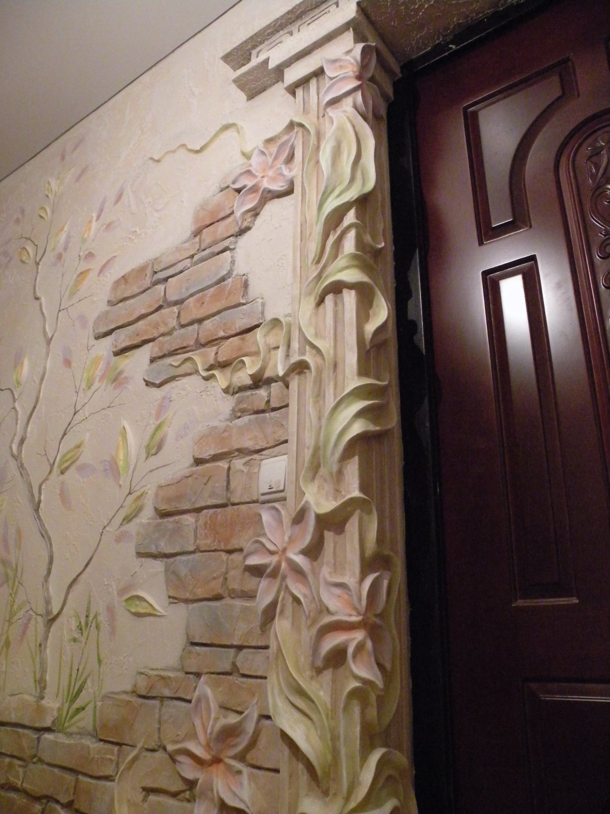 Барельеф в коридоре на стене