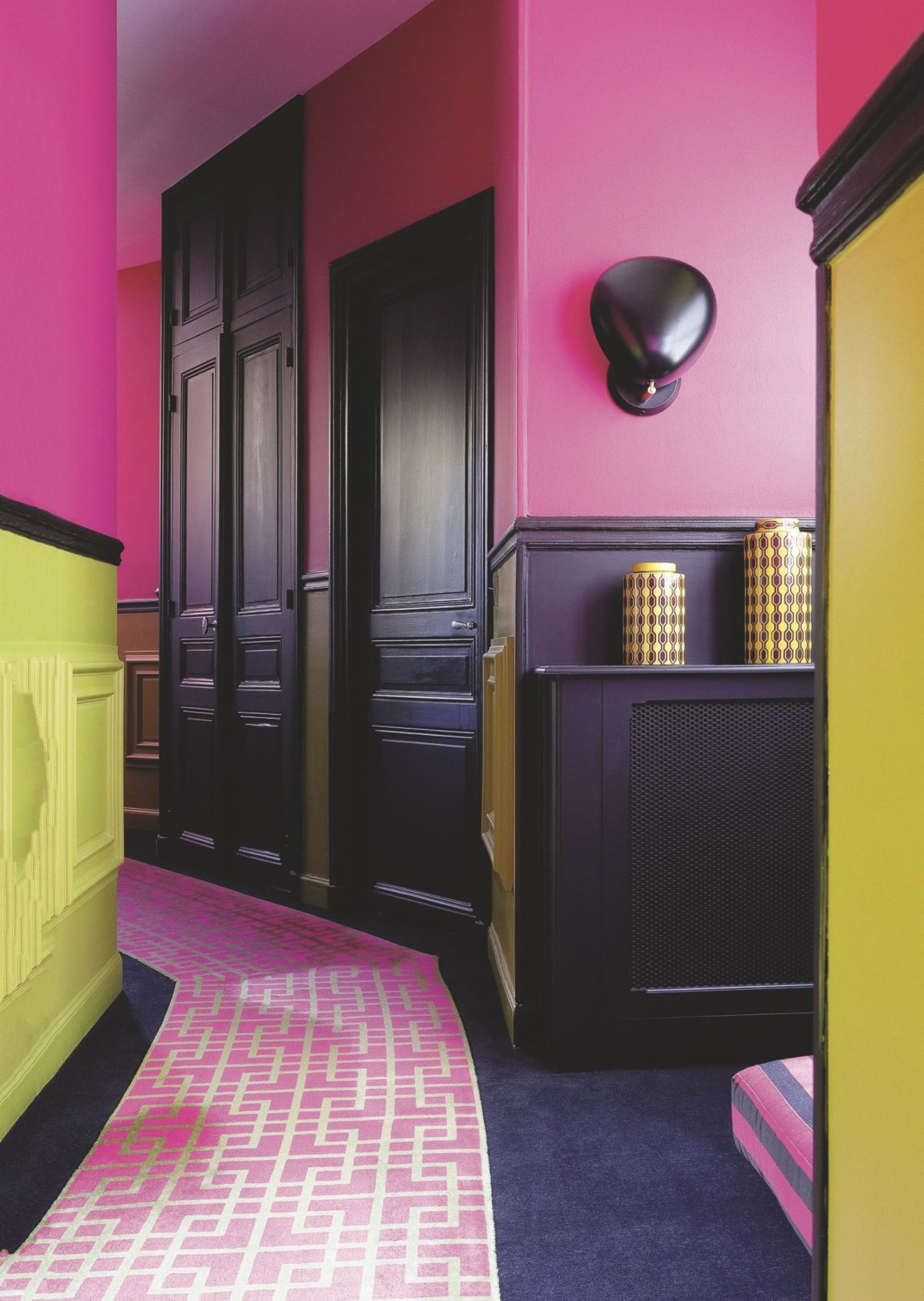 Розовые стены в прихожей