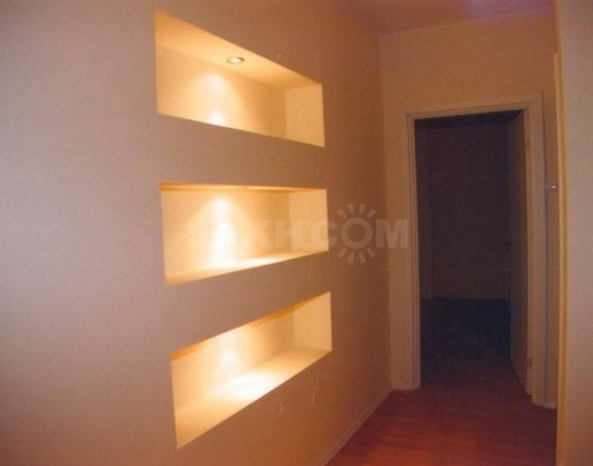 Гипсокартонная стена с полками