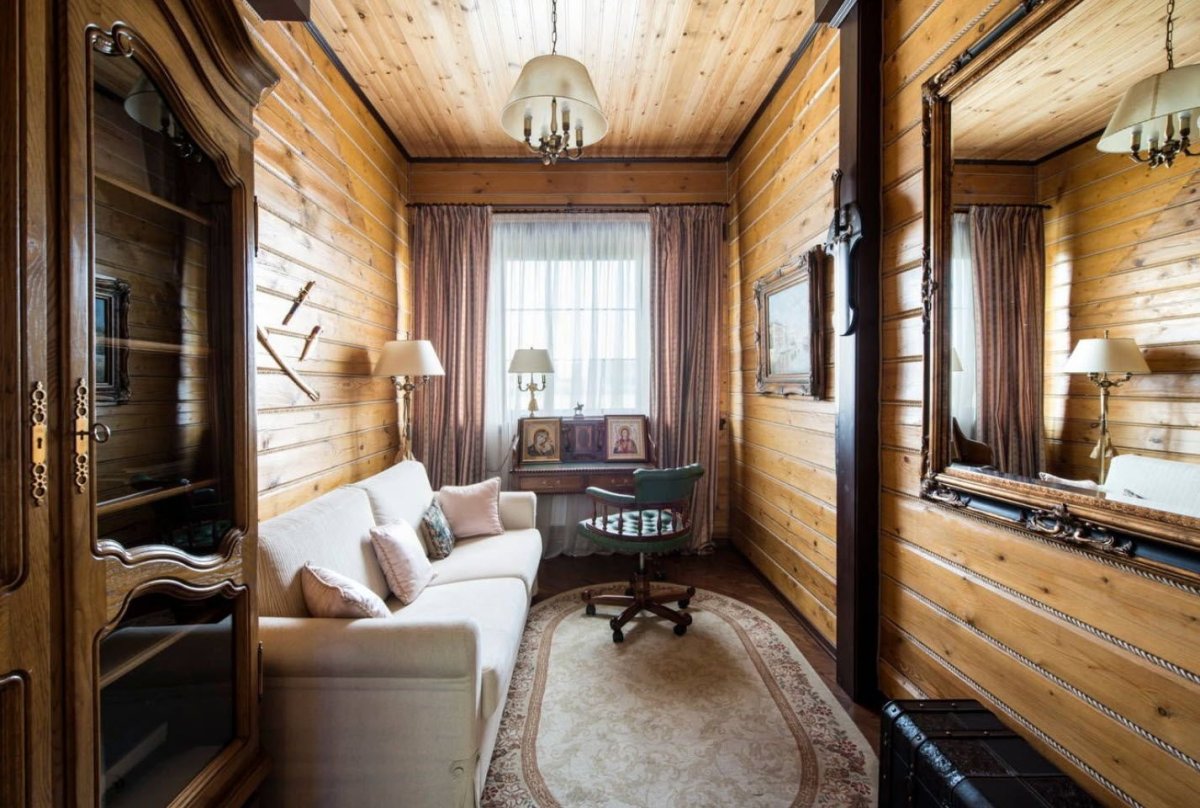 Прихожая в доме из клееного бруса