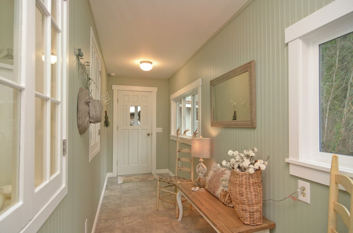 Прихожая в фисташковом цвете