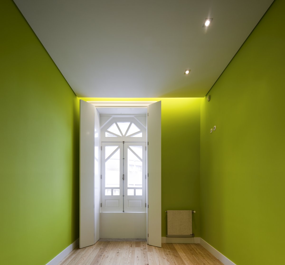 Салатовые стены и белый потолок