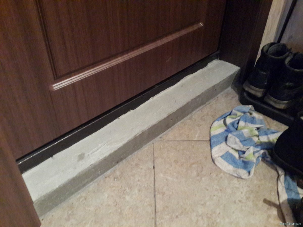 Плитка и ламинат в прихожей