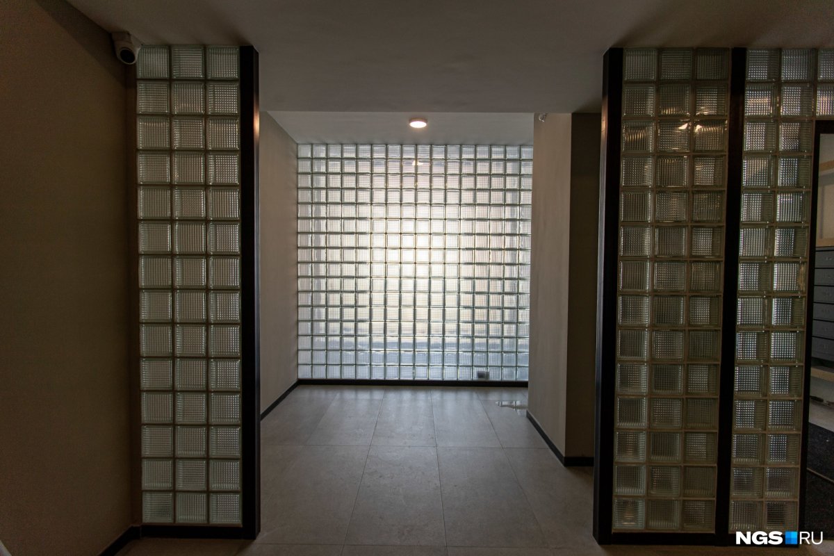 Вставки из стеклоблоков в стене