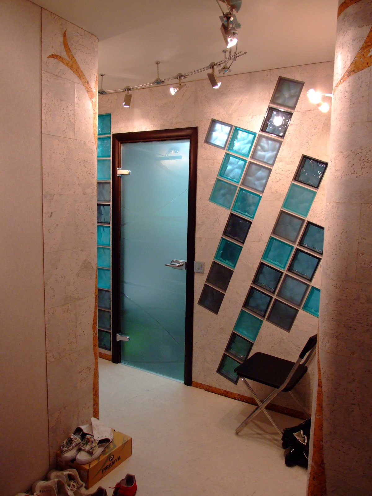 Стена из стеклоблоков в доме в прихожей