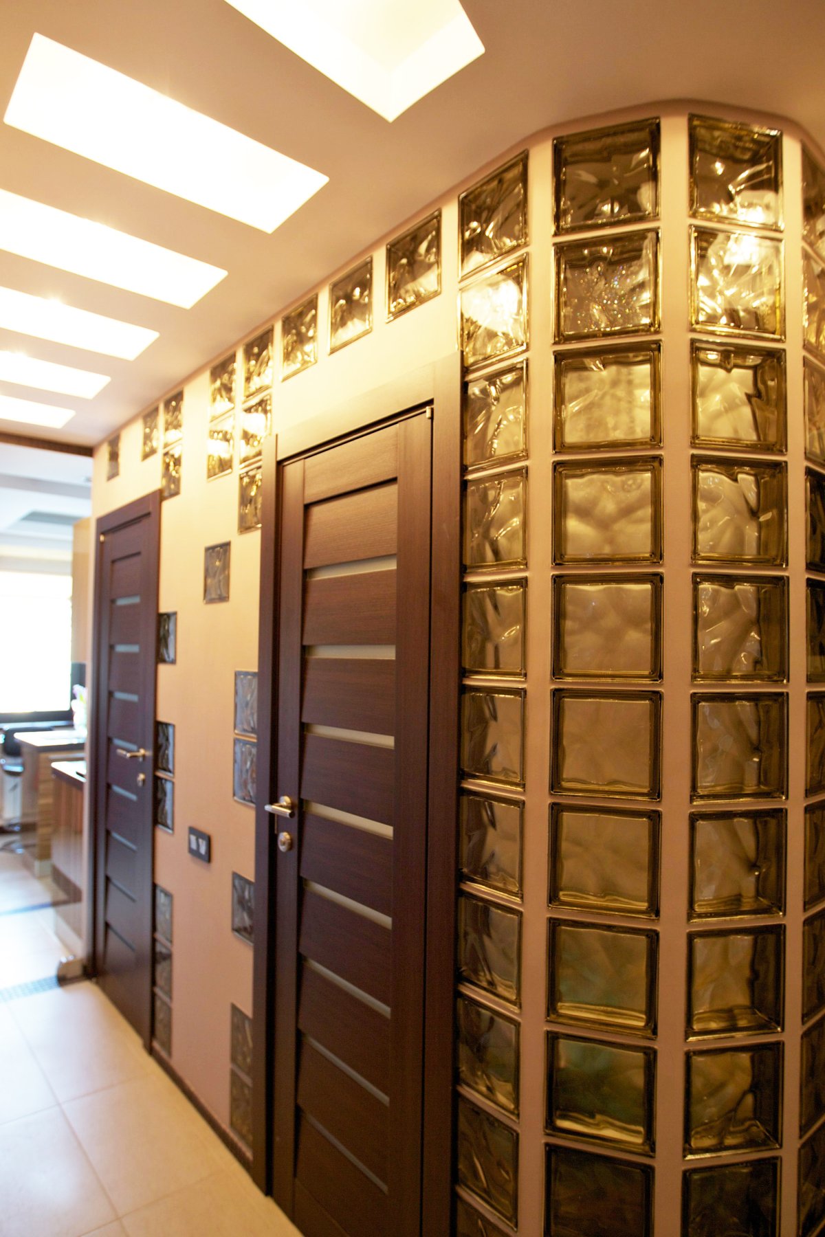 Стеклоблоки в коридоре-прихожей