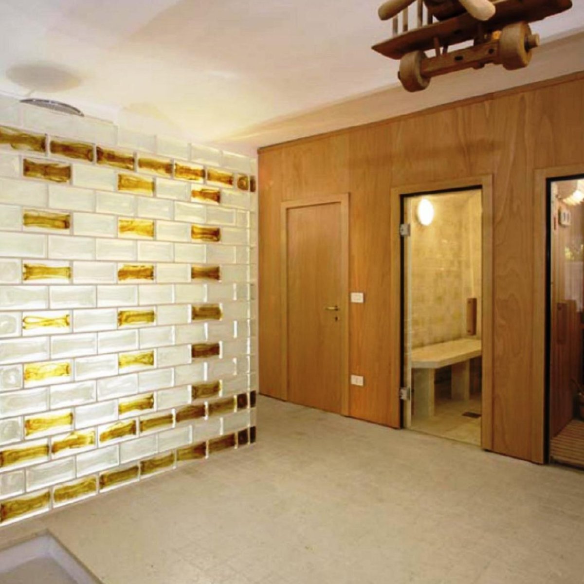 Стеклоблоки над дверью