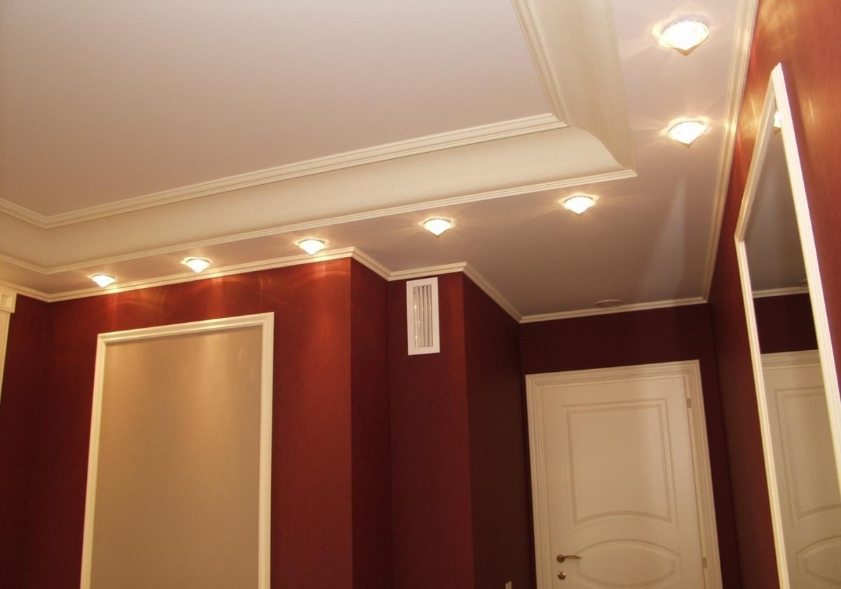 Двухуровневый натяжной потолок в коридоре