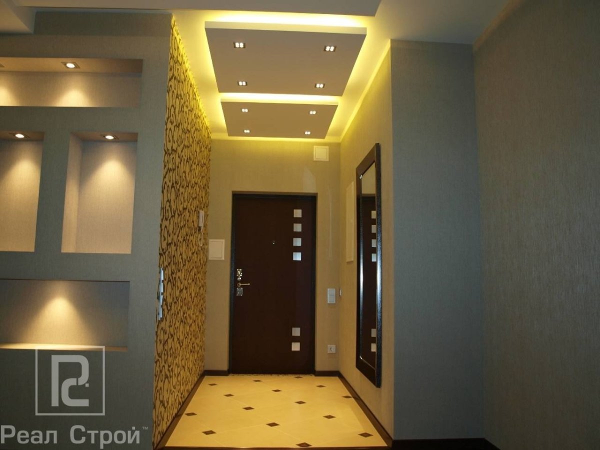 Красивый потолок в коридоре