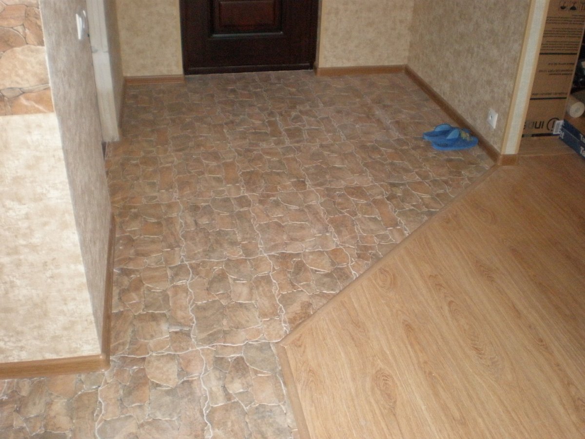 Плитка и линолеум в прихожей