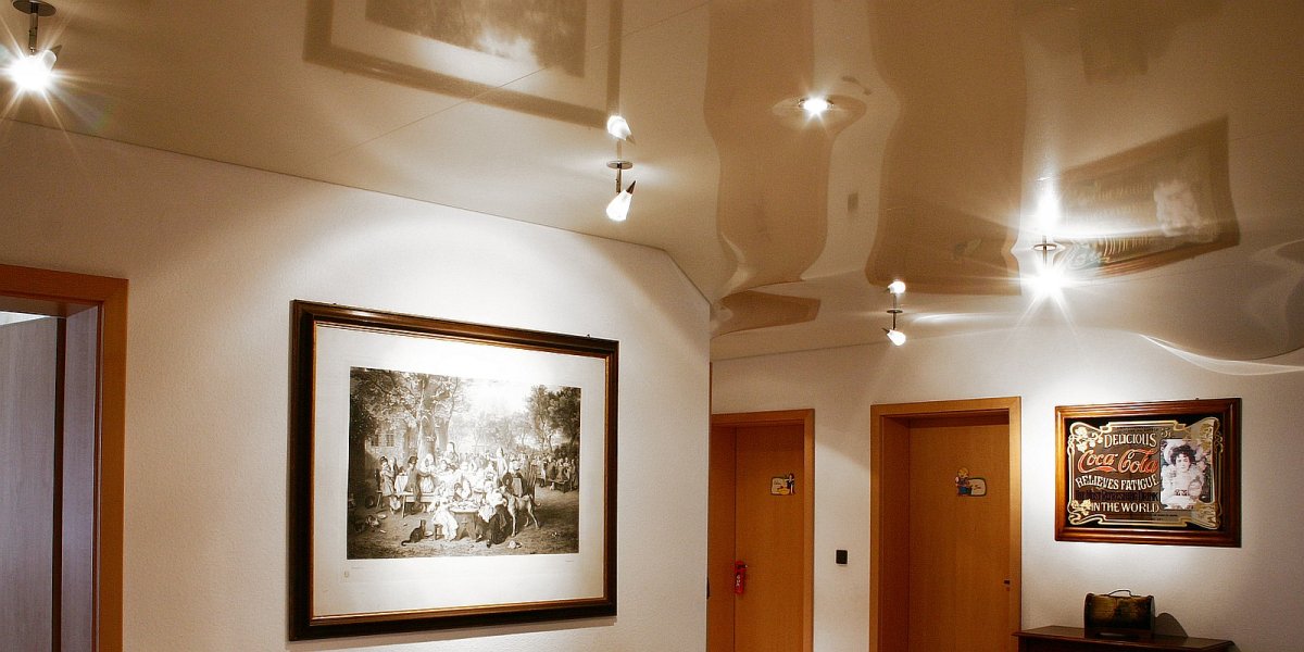 Натяжной потолок в прихожей