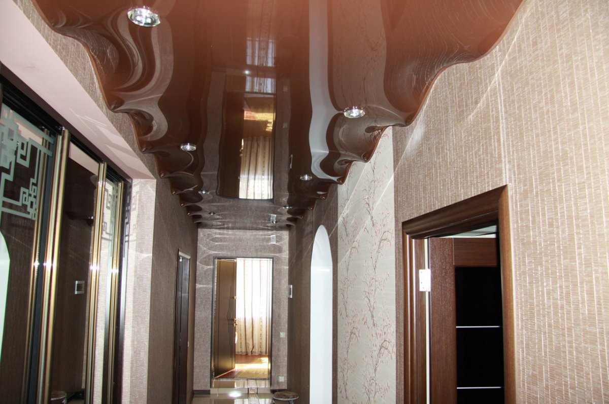 Белый потолок в коридоре