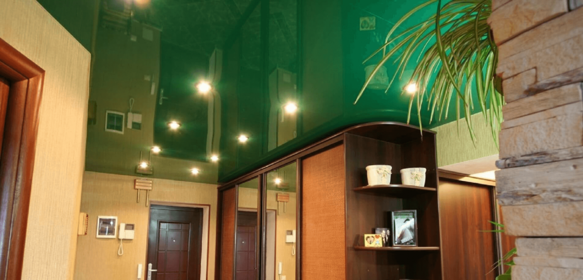 Натяжной потолок в коридоре